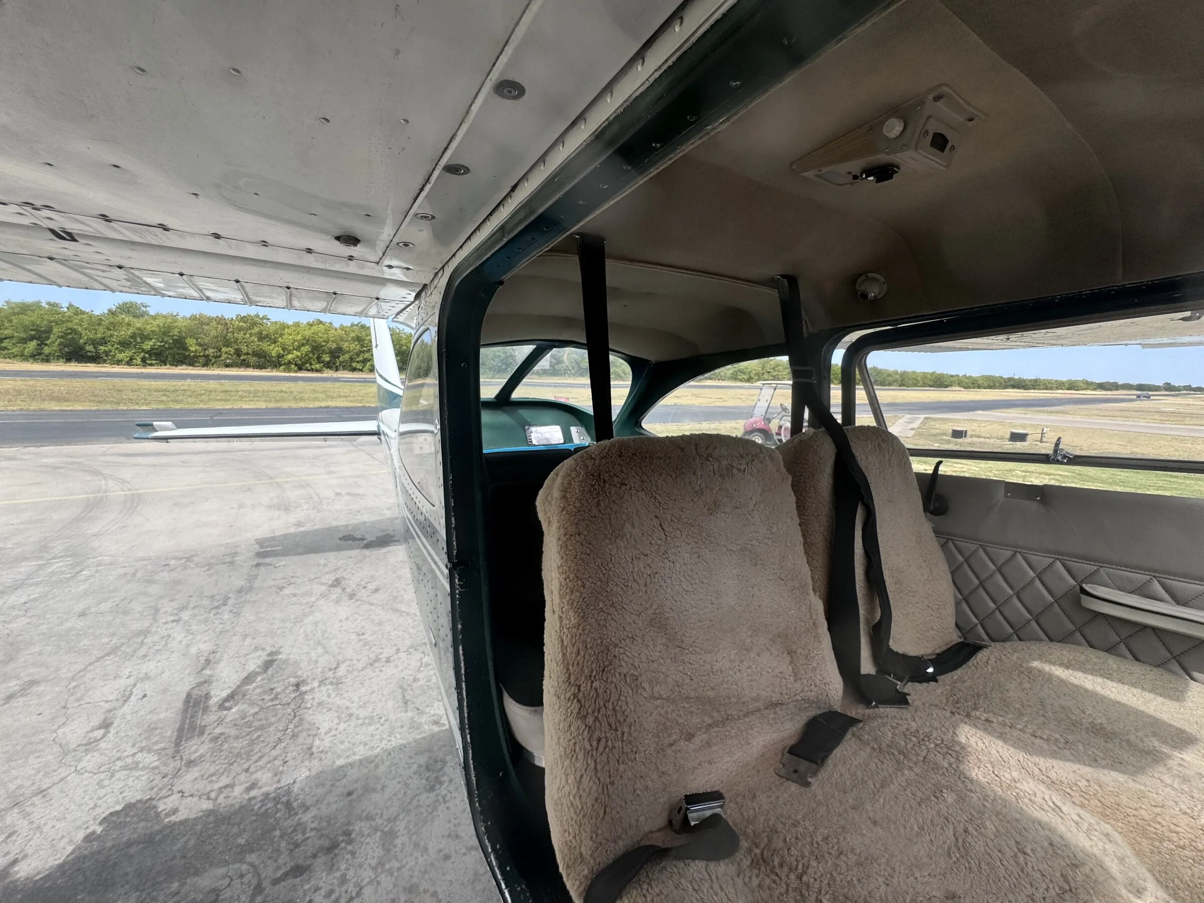 Rear cabin and seating inside Cessna 172G N6087R
