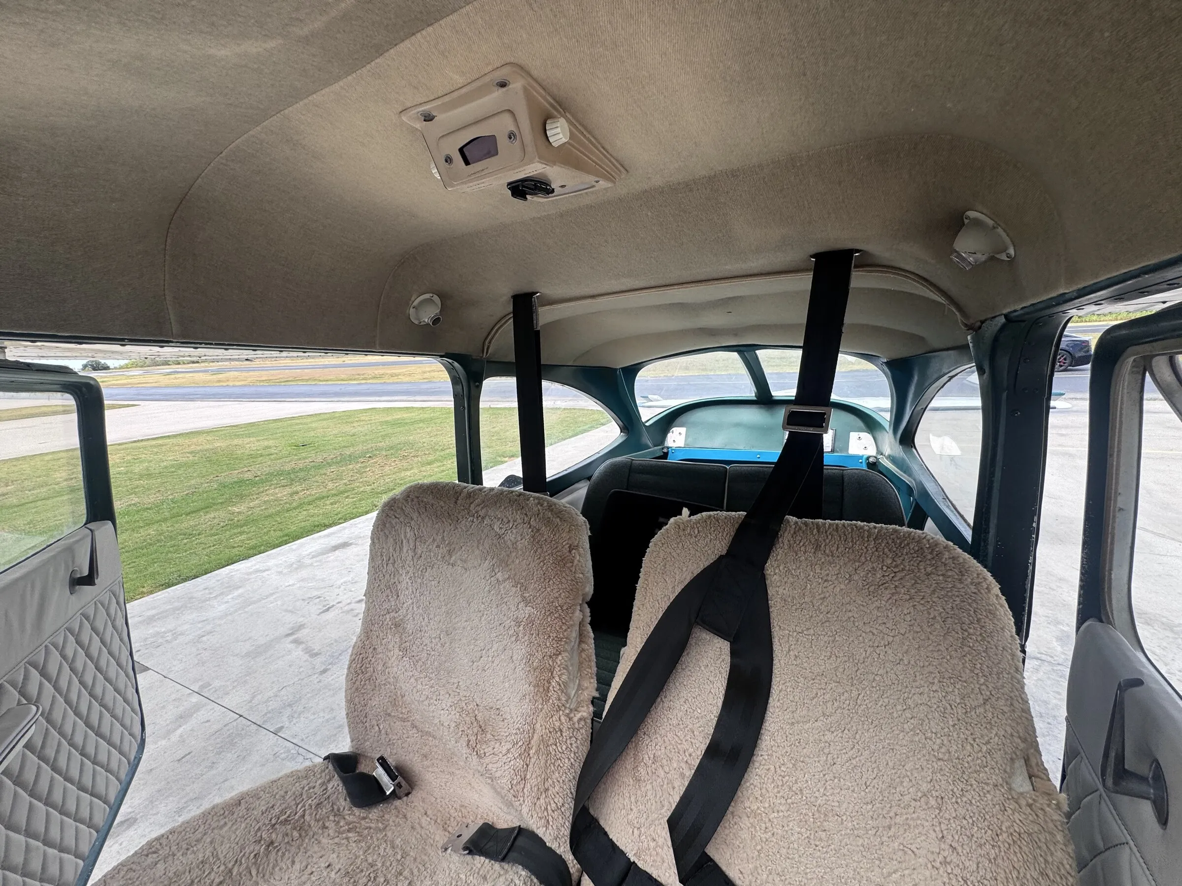 Forward cabin seating inside Cessna 172G N6087R