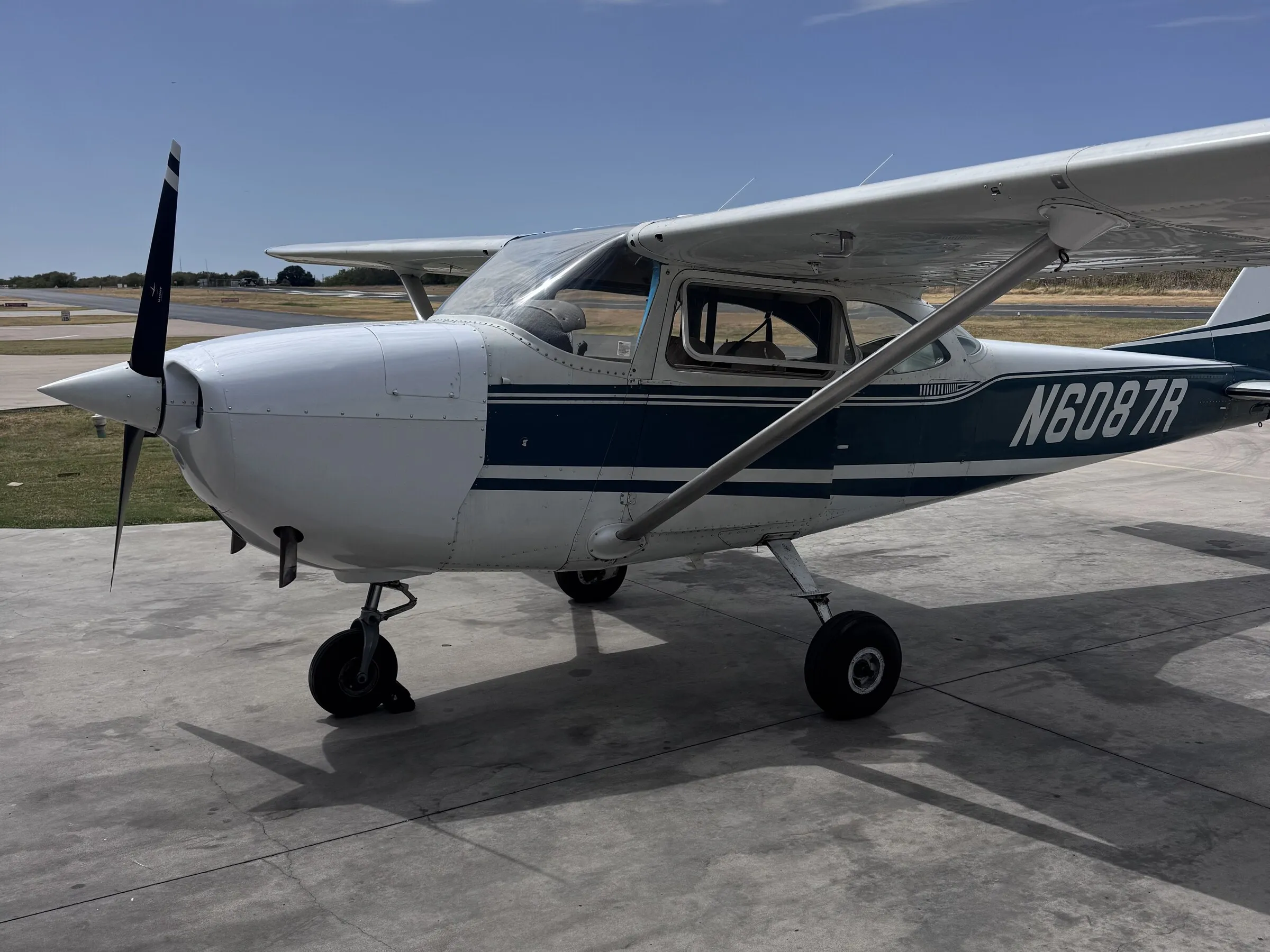Left front exterior view of Cessna 172G N6087R