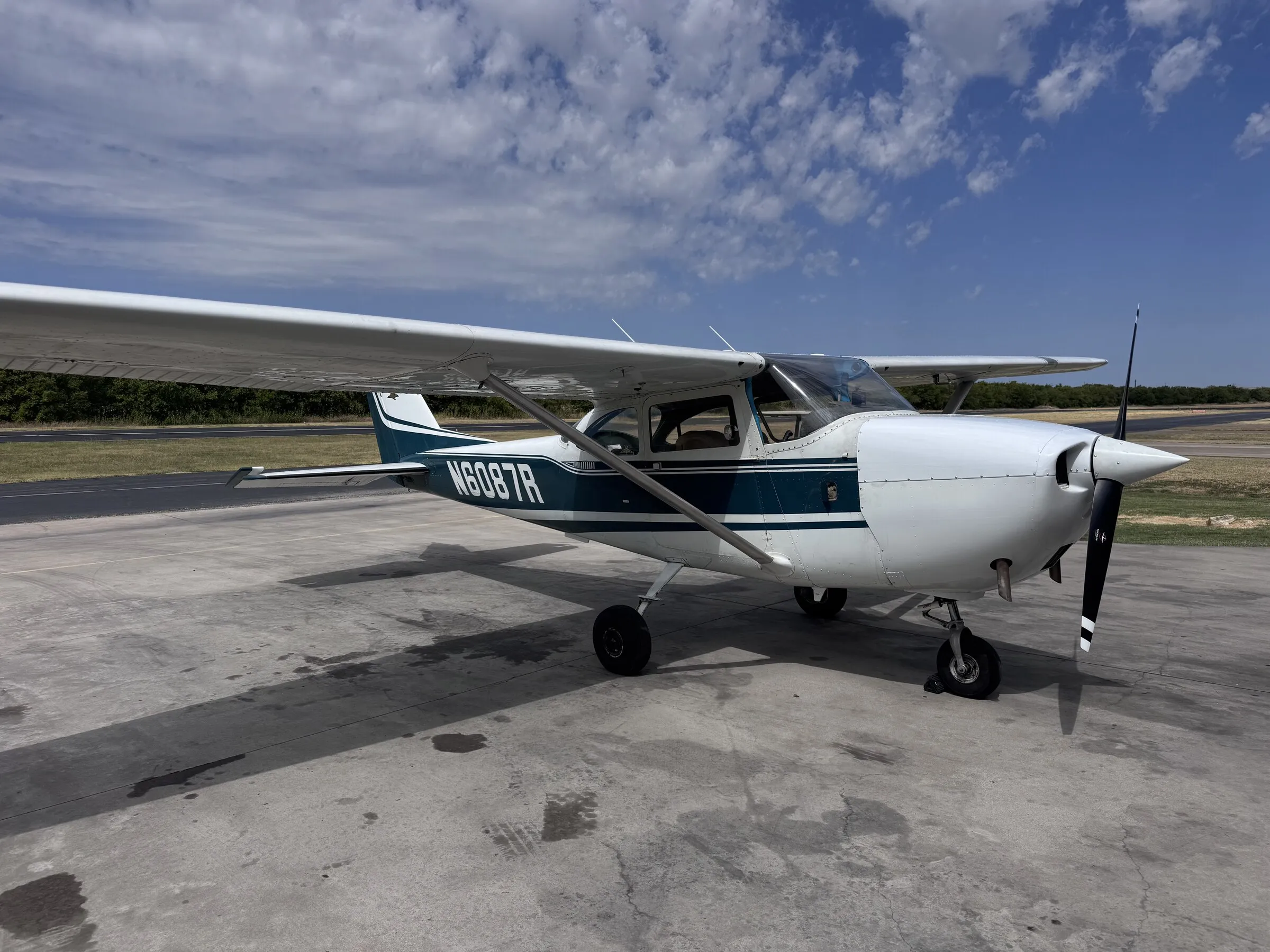 Right-side exterior view of Cessna 172G N6087R