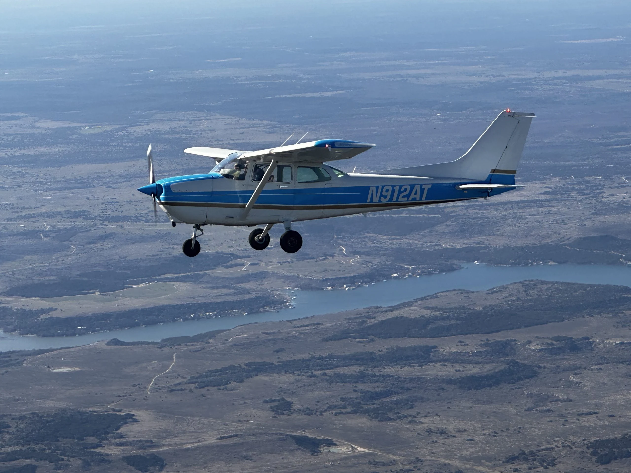 Pilot Rise Cessna 172Q N912AT flying over North Texas