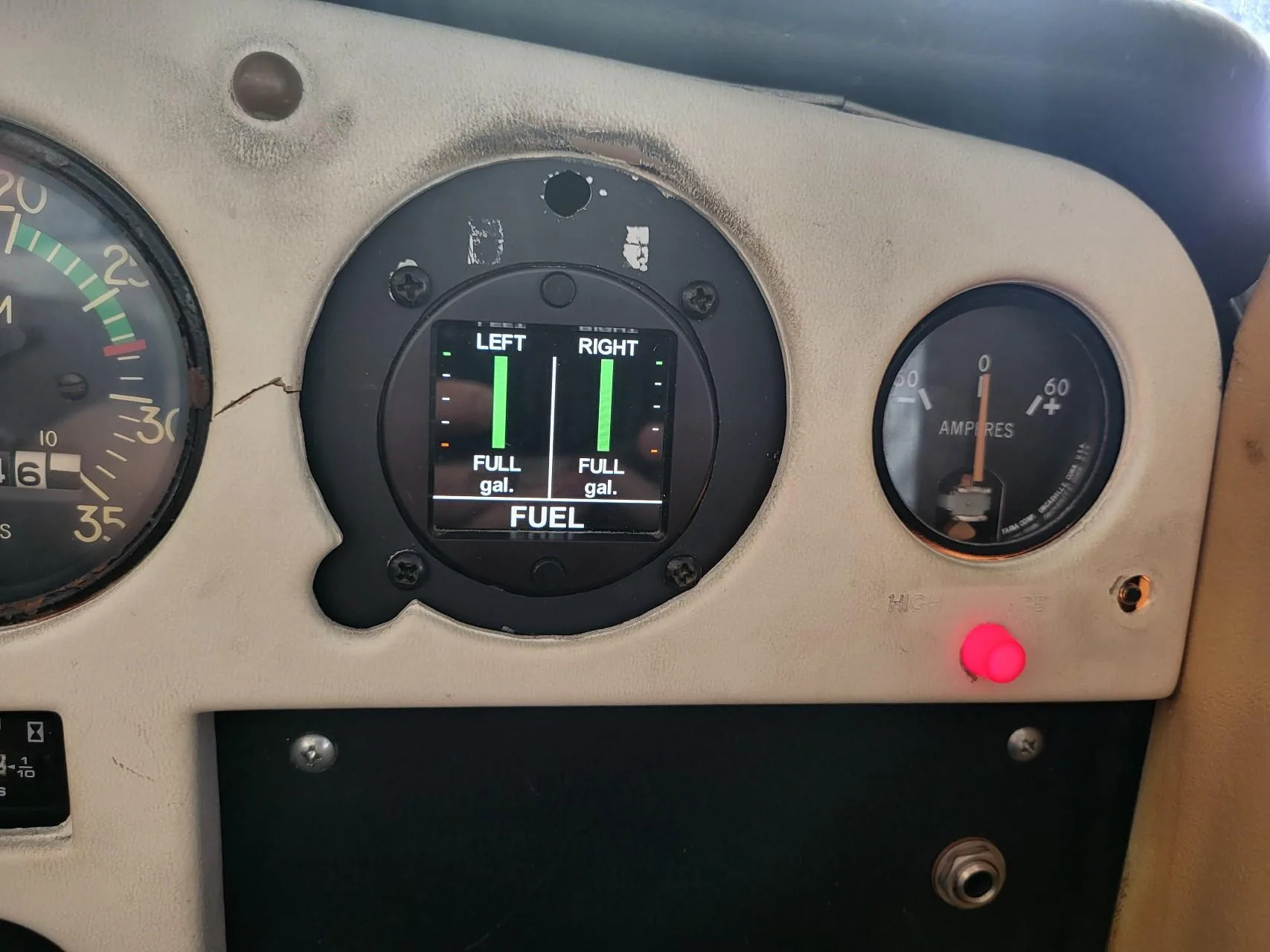 Fuel quantity indication inside a Cessna