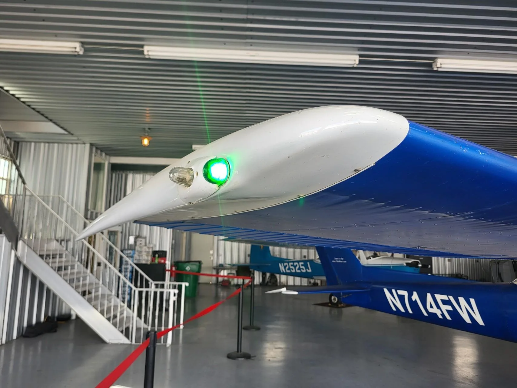 Green right-wing navigation light