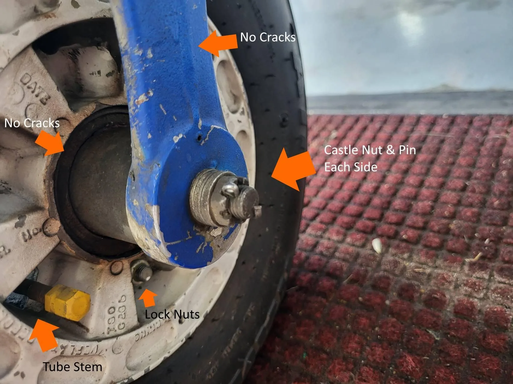 Side view of Cessna nose gear