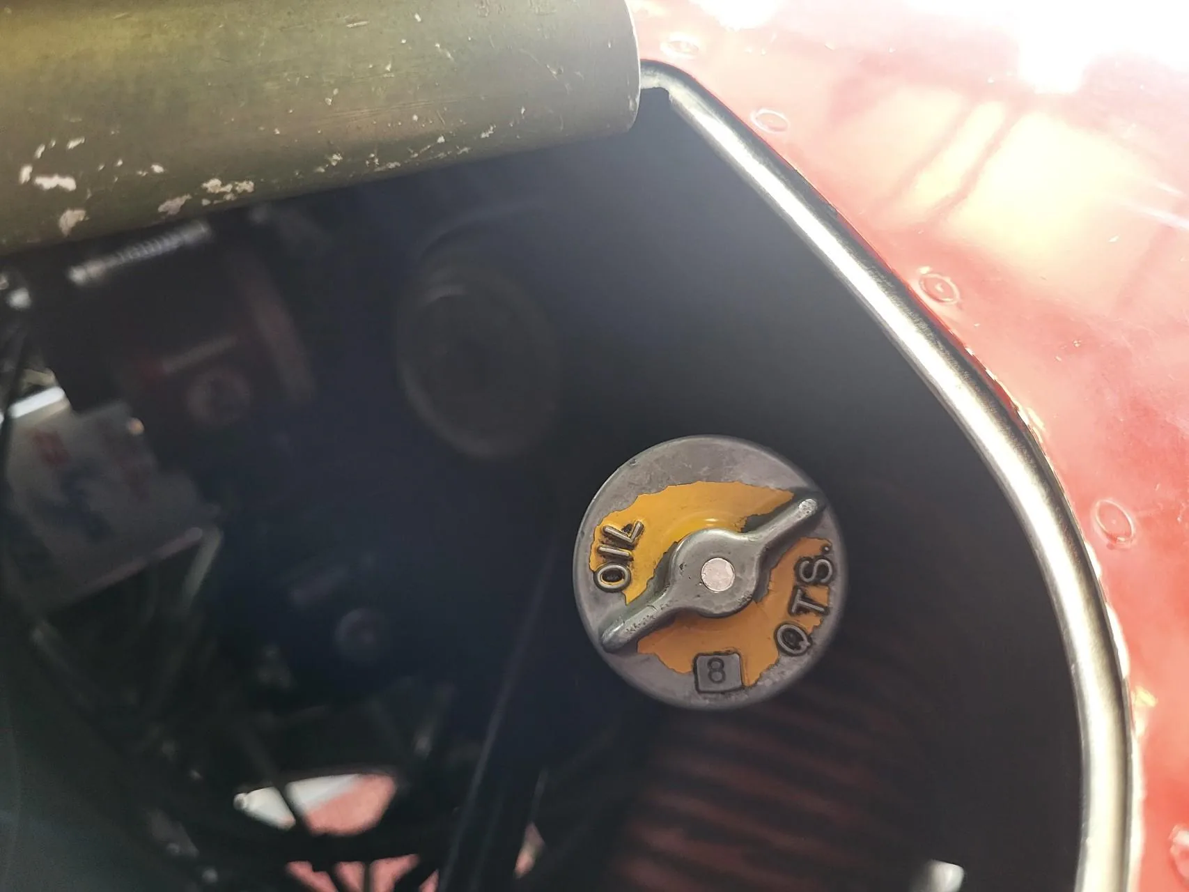 Oil cap style that must not be overtightened