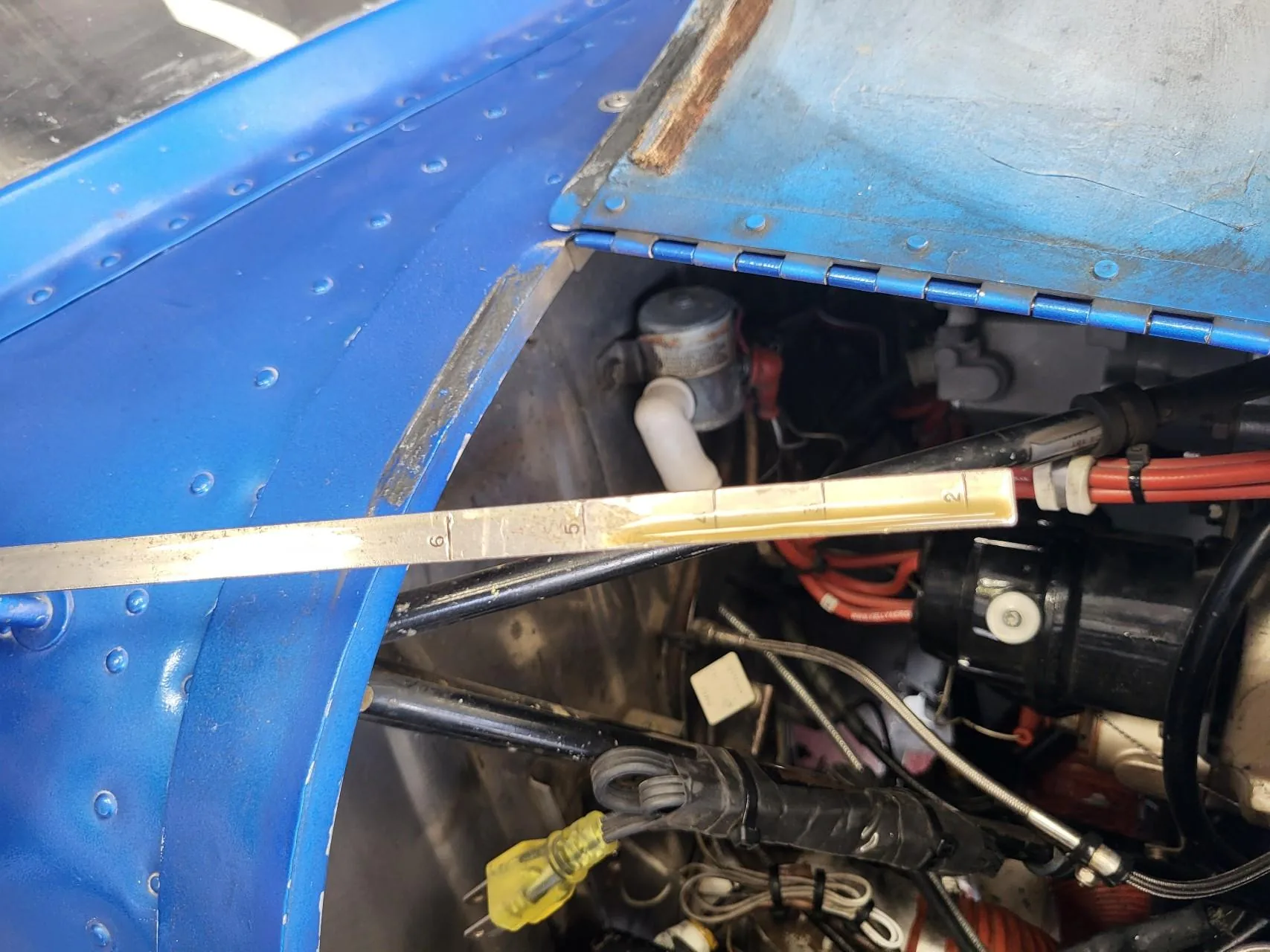 Aircraft engine oil dipstick