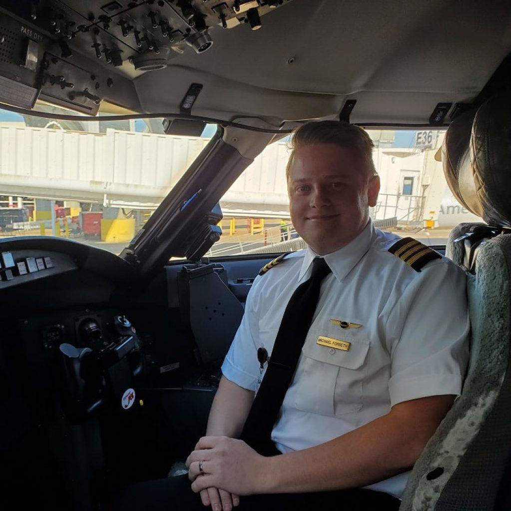 Michael in Cockpit of CRJ-700